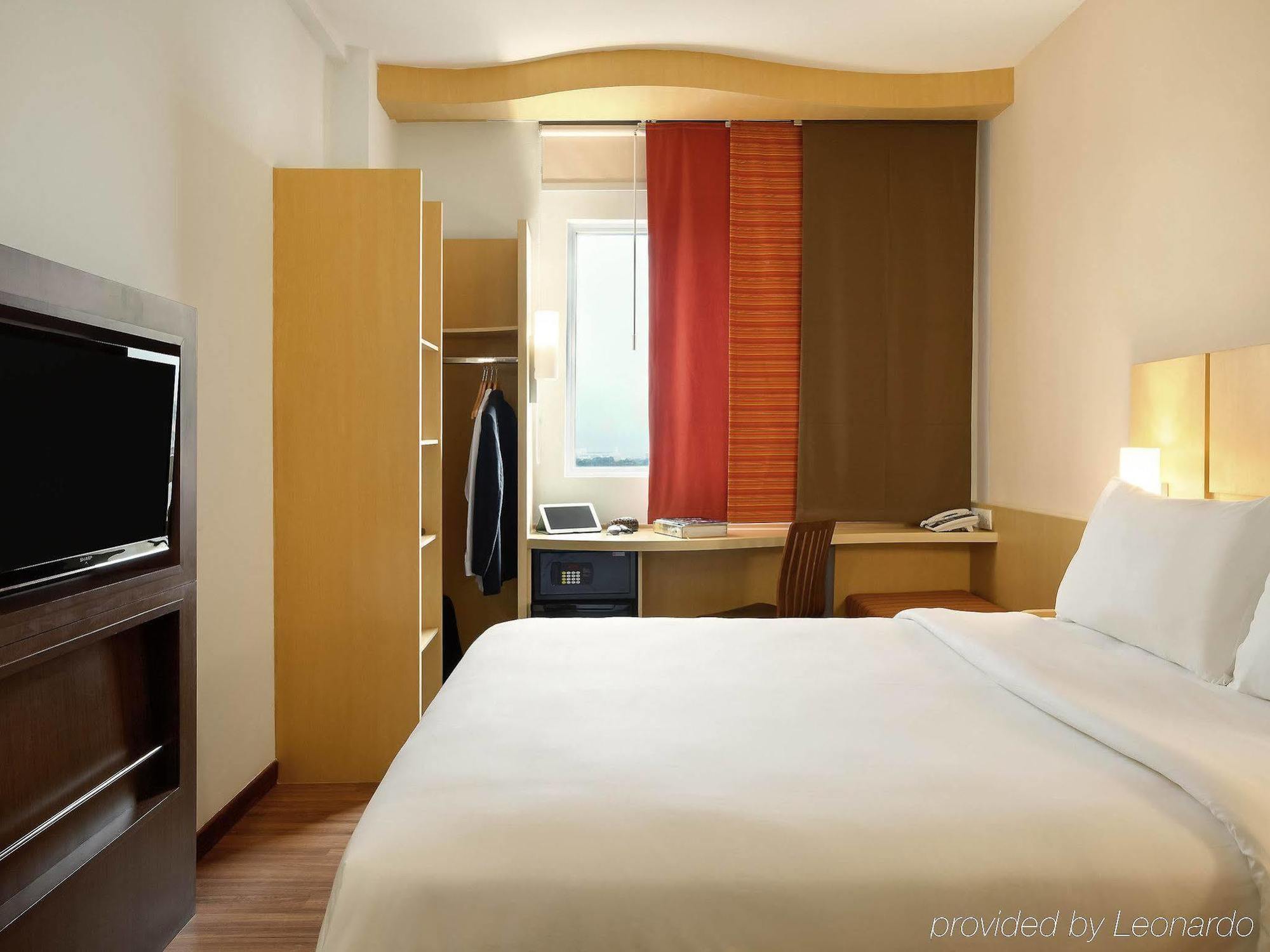 Ibis Pasteur Hotel 3*